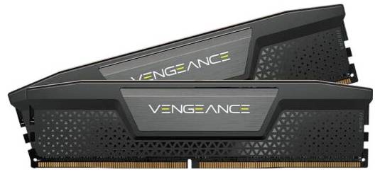 Zwei Speichermodule vom Typ Corsair Vengeance mit schwarzem Kühlkörper und goldenen Kontakten, übereinander gestapelt.