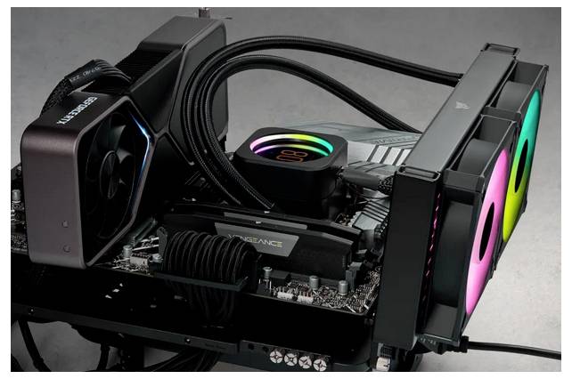 Ein offener Computer mit leistungsstarker Grafikkarte, RGB-beleuchteter Flüssigkeitskühlung und mehreren Lüftern für optimierte Kühlung.