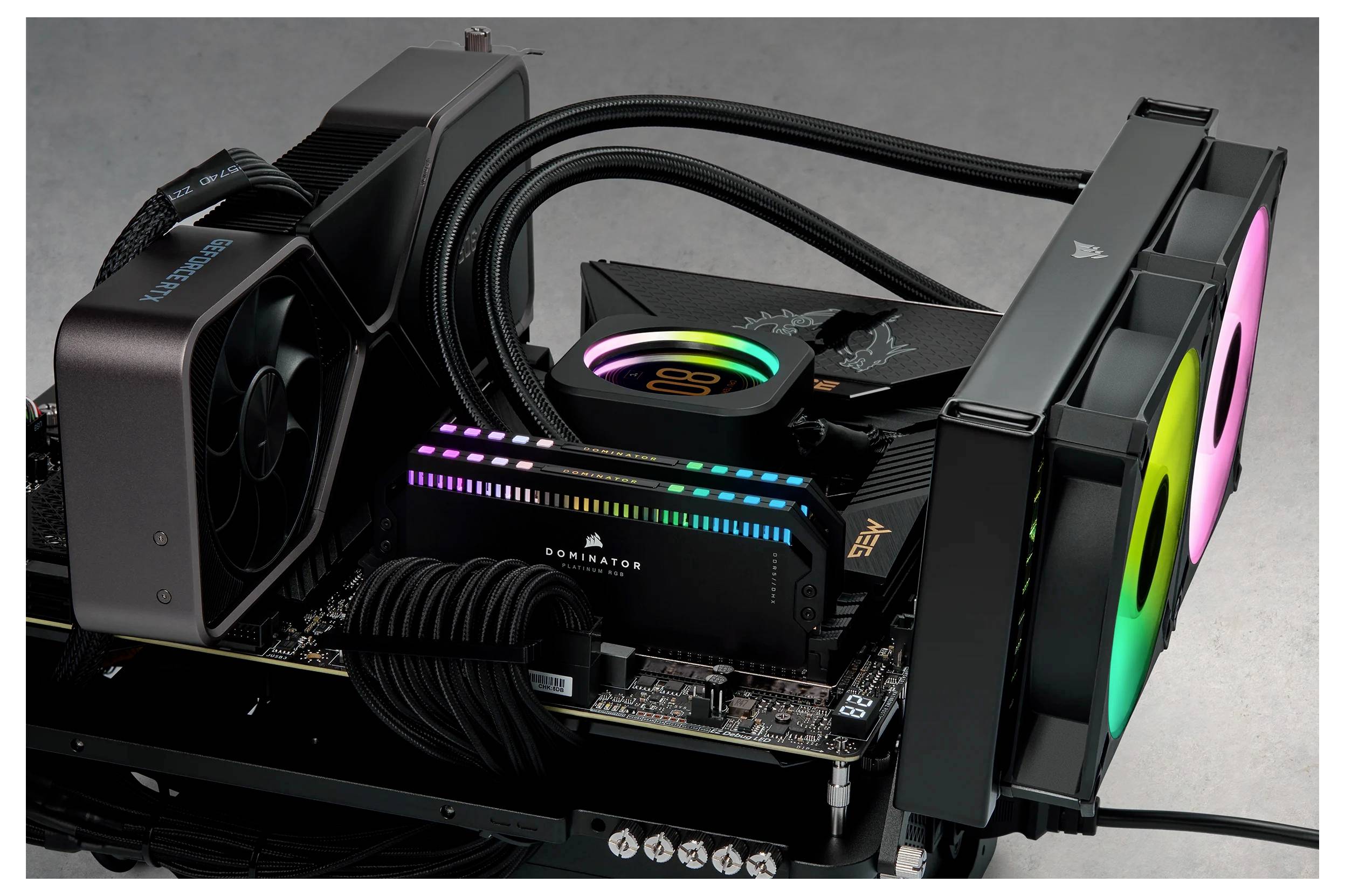 Gaming-Desktop-PC mit offener Gehäuseansicht, RGB-beleuchteter RAM und Wasserkühlung. Komponenten optimal für hohe Leistung angeordnet.