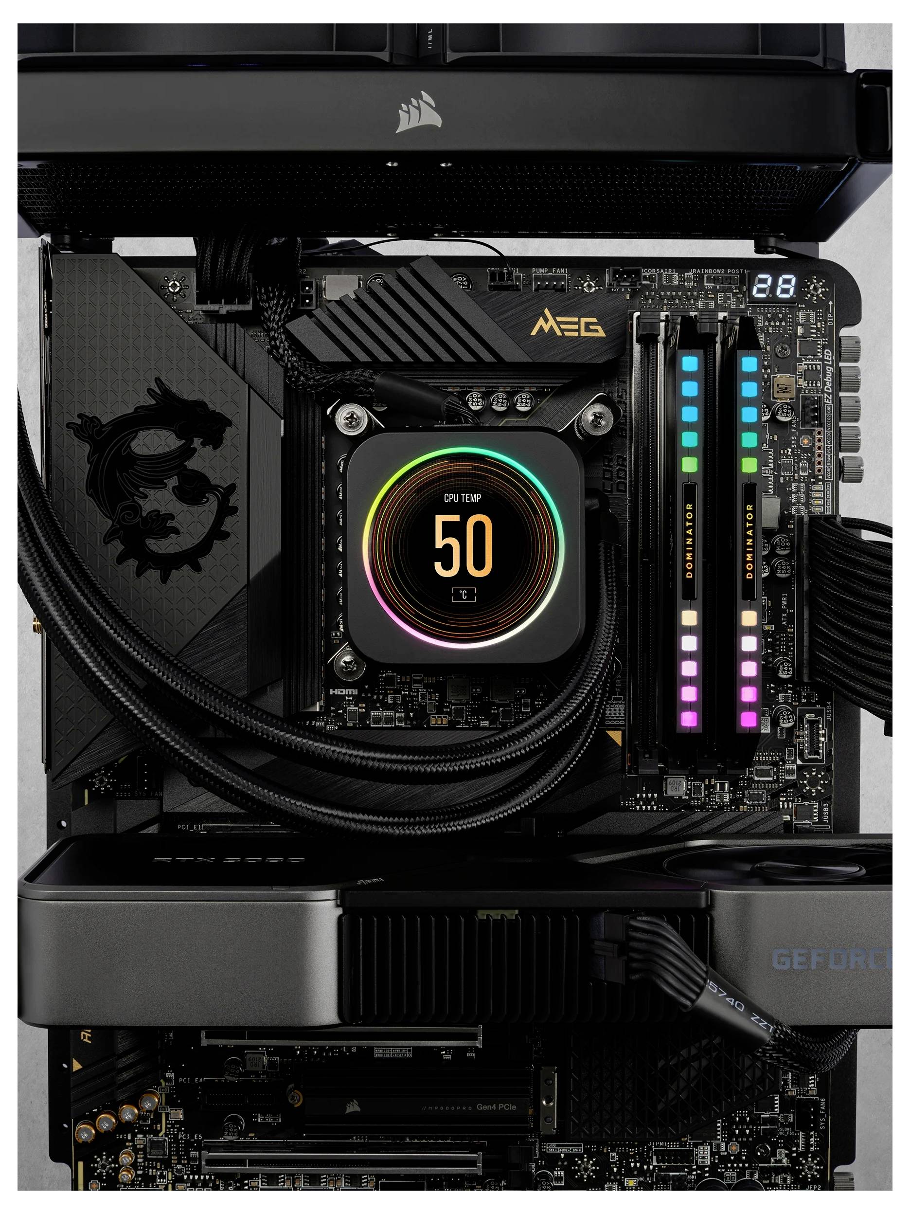 Computer-Motherboard mit Kühlkörper, RGB-beleuchteten RAM-Streifen und LED-Anzeige, die '50' zeigt. Enthält MSI Drachenlogo und Geforce-Grafikkarte.