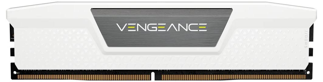 Ein weißer Corsair Vengeance RAM-Riegel mit goldenen Kontakten und schwarzem Logo mittig auf der Vorderseite.