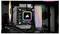 Ein PC-Motherboard mit RGB-beleuchtetem RAM und beleuchtetem Lüfter wird gezeigt. Ein Wassergekühlungssystem ist ebenfalls sichtbar.