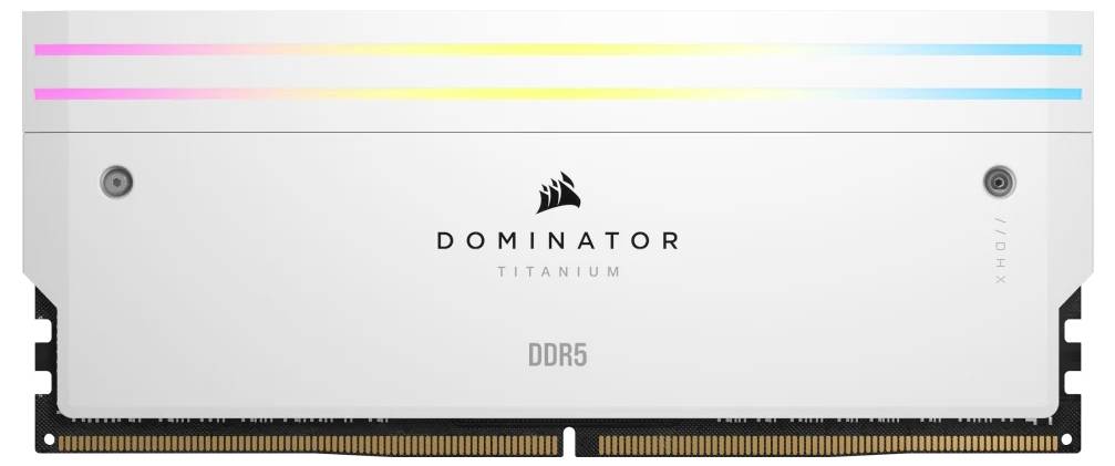 Ein weißer DDR5-RAM-Riegel der Marke 'Dominator Titanium' mit leuchtenden Farbstreifen oben.