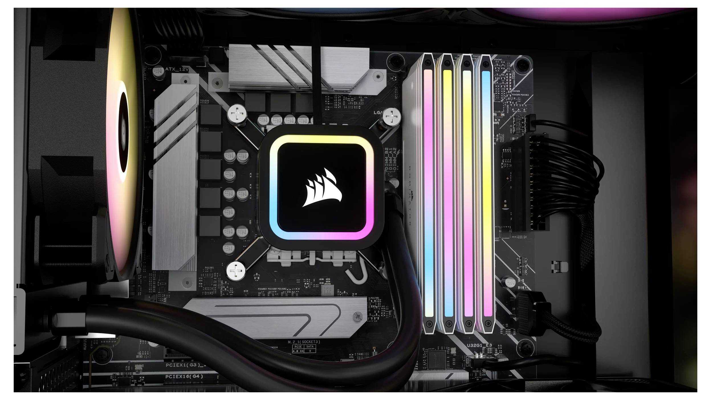 Computergehäuse-Innenansicht: Mainboard mit bunter RGB-Beleuchtung, sichtbaren RAM-Riegeln und CPU-Kühler.