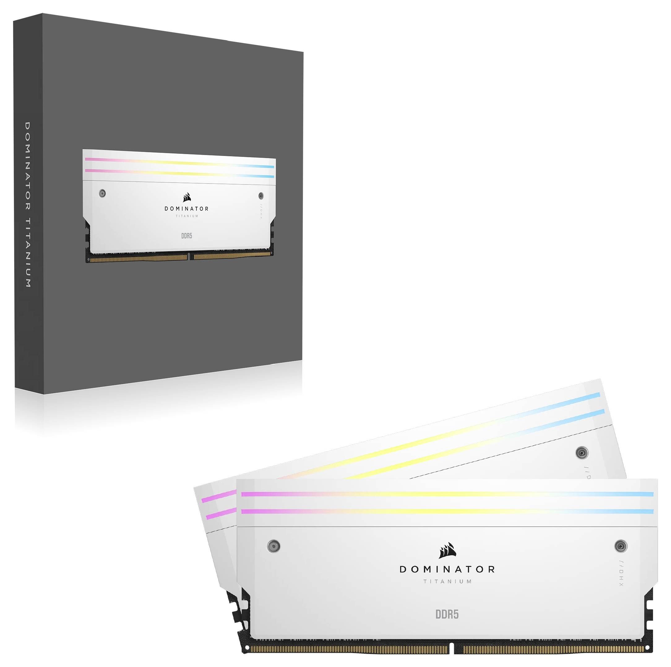 Zwei Corsair Dominator DDR5-RAM-Riegel in Weiß mit RGB-Beleuchtung werden vor einer grauen Produktverpackung gezeigt.