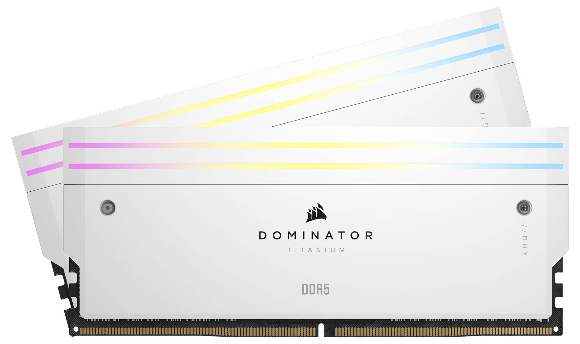 Zwei weiße DDR5-RAM-Module mit bunten Lichteffekten und der Aufschrift 'Dominator Titanium'.