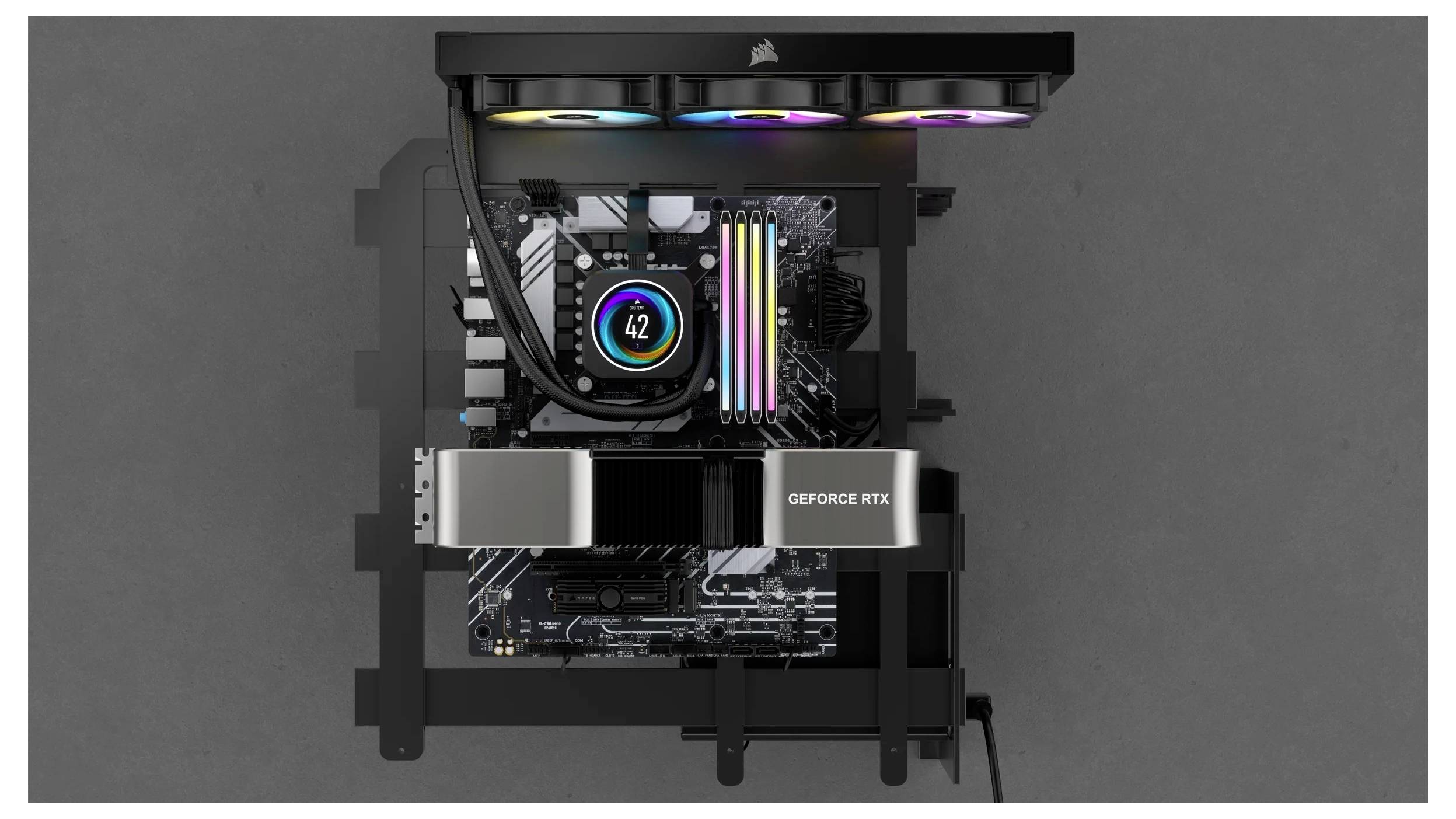 Gaming-PC mit offenem Gehäuse von oben. Sichtbar sind CPU-Kühler mit Anzeige '42', RGB-RAM, GeForce RTX-Grafikkarte, Lüfter.