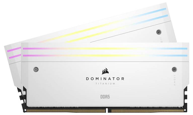 Zwei weiße RAM-Module der Marke 'Dominator Titanium DDR5' mit RGB-LED-Streifen darauf.