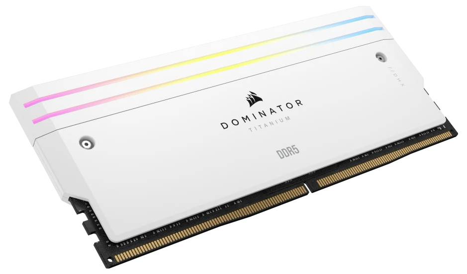 Ein weißer DDR5-RAM-Riegel mit RGB-Beleuchtung, beschriftet mit 'DOMINATOR TITANIUM'.