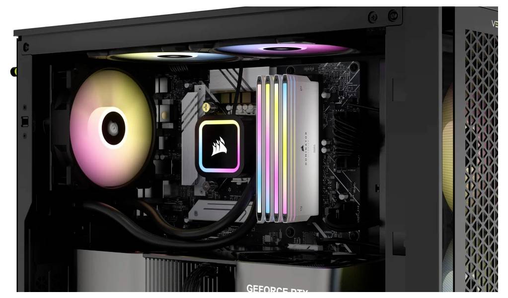 Innenansicht eines Computergehäuses mit RGB-beleuchtetem Lüfter und RAM, einem CPU-Kühler mit Logo und einer Grafikkarte.