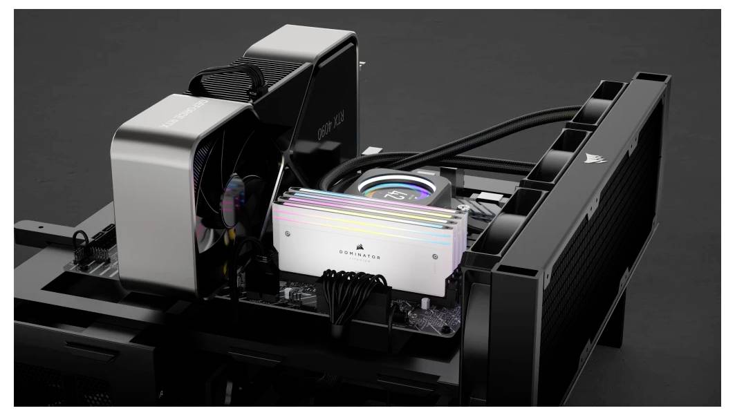 Ein offener PC mit moderner Kühlung, zeigt eine Wasserkühlungseinheit und RGB-beleuchtete Komponenten auf einer schwarzen Oberfläche.
