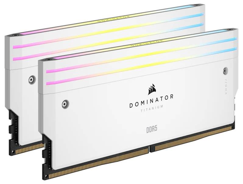 Zwei weiße RAM-Module mit der Aufschrift 'Dominator Titanium DDR5' und bunten LED-Leisten oben, nebeneinander angeordnet.
