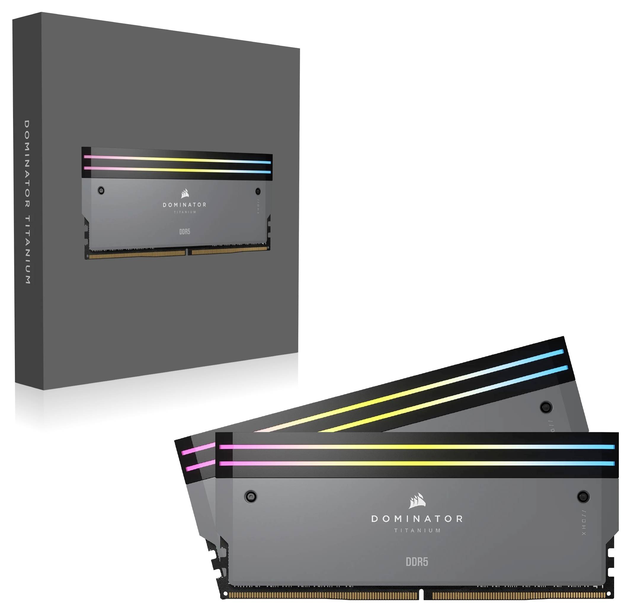Zwei RAM-Module mit RGB-Beleuchtung und der Aufschrift 'DOMINATOR TITANIUM DDR5'. Verpackung im Hintergrund sichtbar.