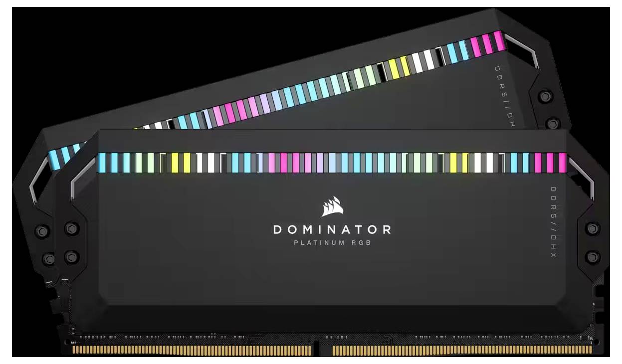 Zwei schwarze RGB-RAM-Module mit vertikalen, mehrfarbigen Leuchtstreifen, auf denen 'Dominator Platinum RGB' steht.