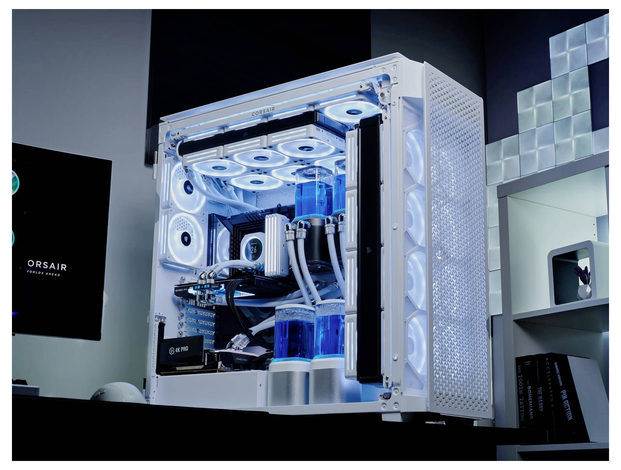 Ein moderner, beleuchteter Computer-PC mit transparenter Seitenwand zeigt eine komplexe Wasserkühlung und leistungsstarke Hardware-Komponenten.