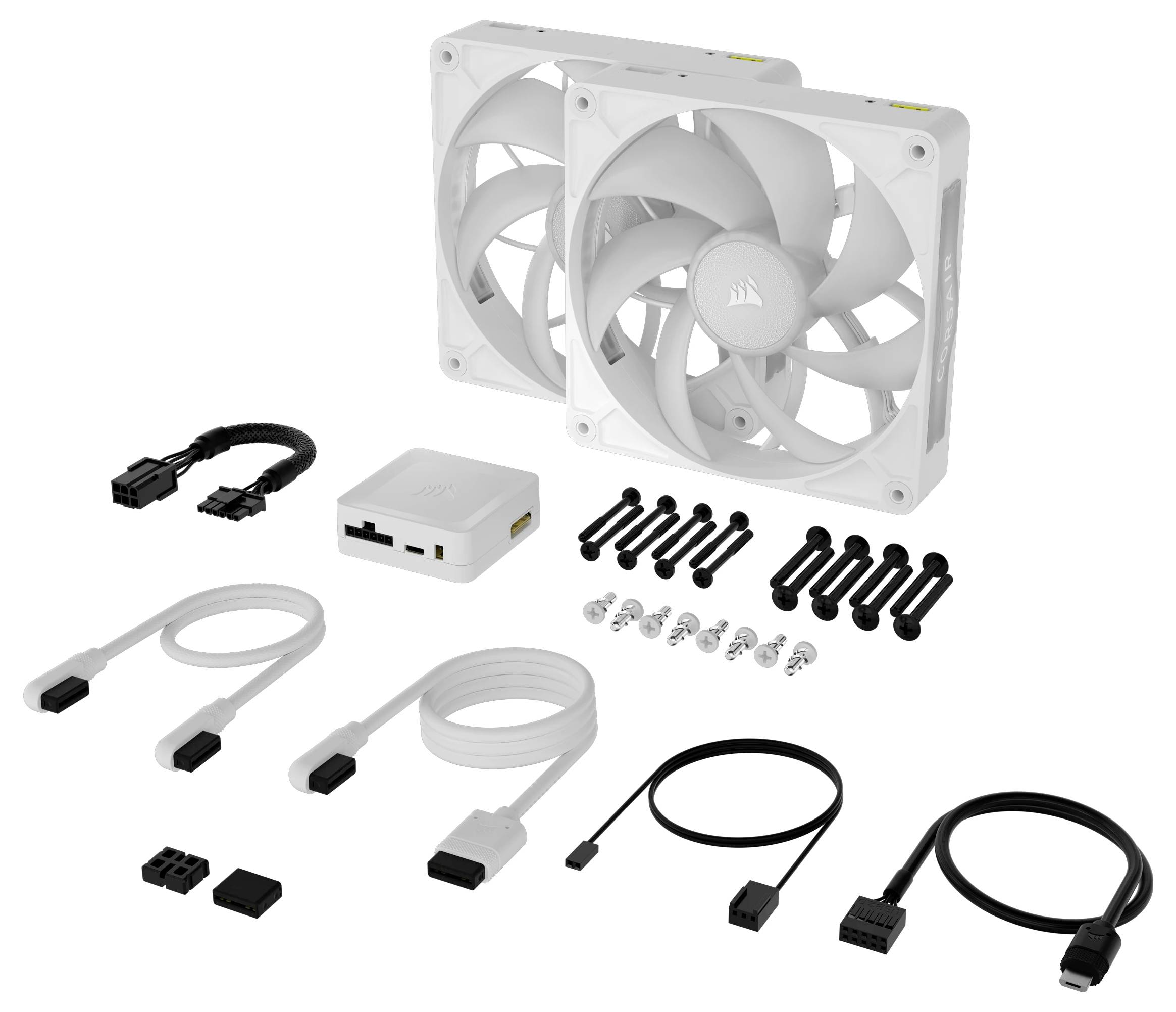 Zwei weiße Computerlüfter, Kabel, Schrauben und ein Controller zur Lüftersteuerung. Zubehör für PC-Kühlung und Modulinstallation.