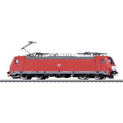 Ein roter Güterzug der Deutschen Bahn mit erkennbaren Stromabnehmern auf einem Gleis.