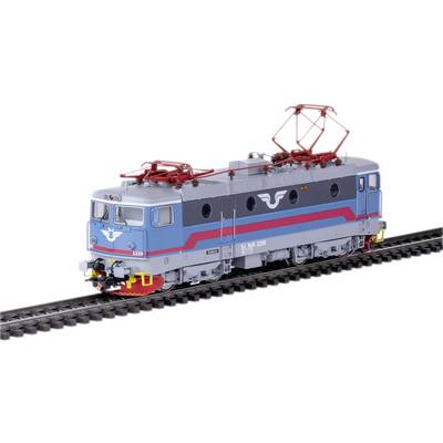 Eine graue und blaue elektrische Lokomotive mit Stromabnehmern auf dem Dach fährt auf Schienen. Sie hat rote Details und ein Flügel-Symbol.