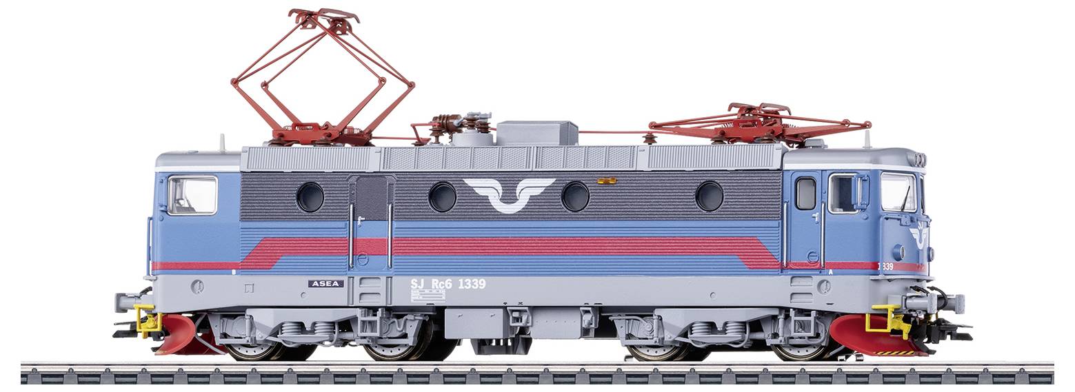 Ein Modell einer blauen und grauen Elektrolokomotive mit roten Details und einem charakteristischen Logo auf der Seite. Lok steht auf Schienen.