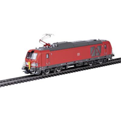 Eine rote Elektrolokomotive fährt auf einem Gleis.