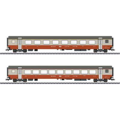 Zwei rote und graue Passagierwaggons der schweizerischen SBB auf Gleisen, mit Fenstern und Beschriftungen an den Seiten.