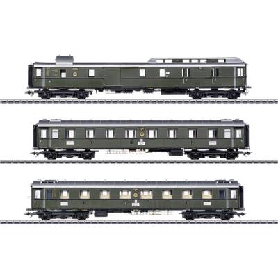 Drei grüne Modelleisenbahnwaggons auf Schienen, jeder mit unterschiedlichen Details und Fenstern, in einem seitlichen Profil gezeigt.