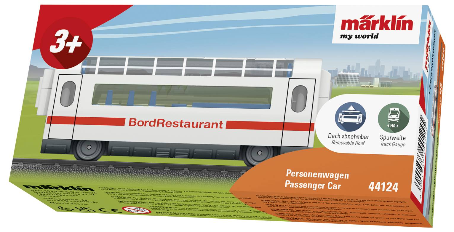 'Rotes Modellbahn-Personenwagen-Modell 'BordRestaurant' von Märklin my world, empfohlen ab 3 Jahren, im Hintergrund Stadtpanorama.'
