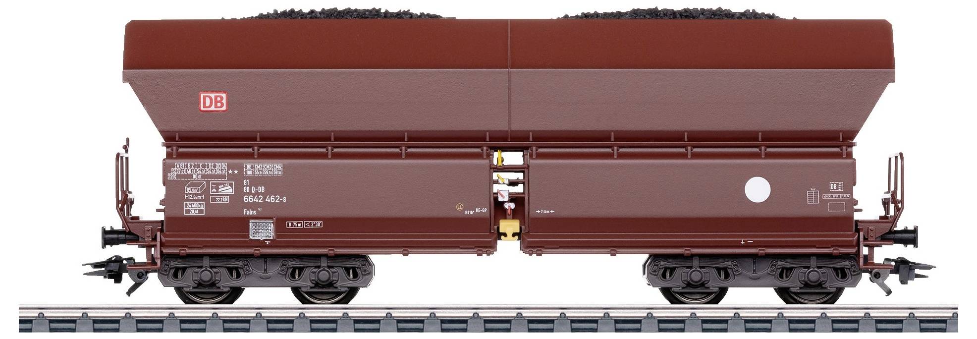 Ein brauner Güterwaggon der Deutschen Bahn auf Gleisen, beladen mit Kohle, seitliche Ansicht.