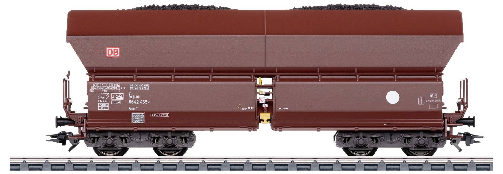 Güterwagen der Deutschen Bahn mit brauner Lackierung, beladen mit Kohle, steht auf Gleisen.