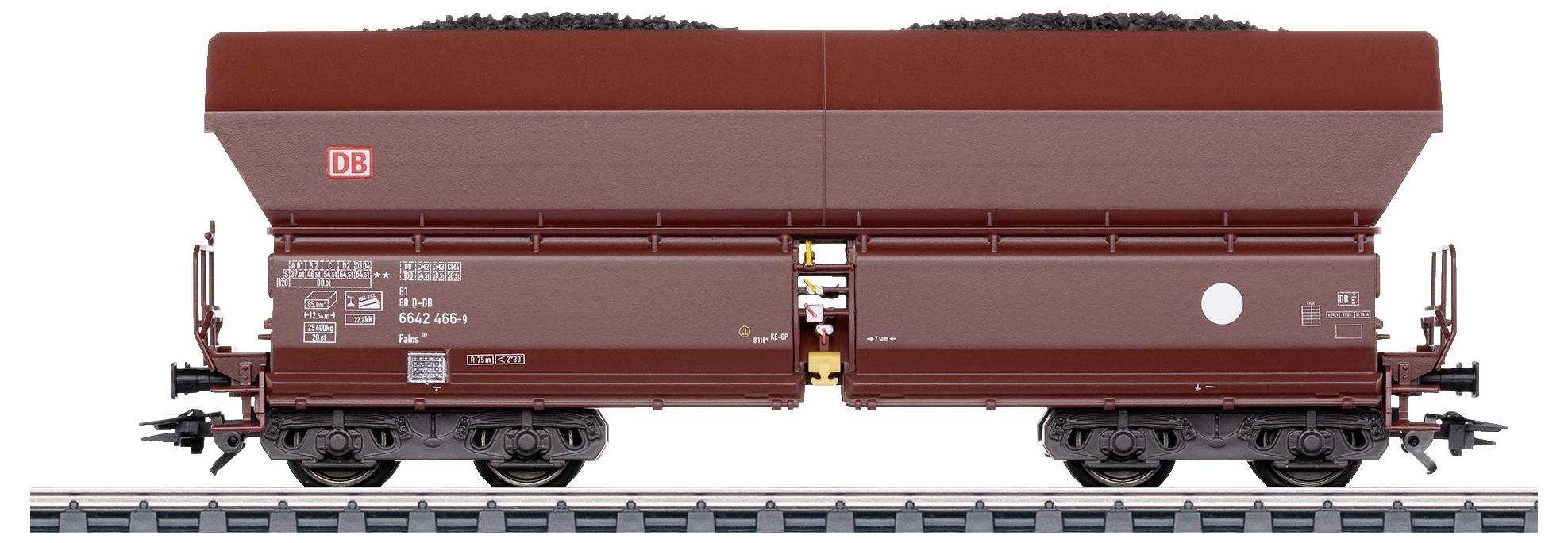 Ein brauner Güterwaggon der Deutschen Bahn mit Kohle beladen, auf einem Gleis stehend, seitlich abgebildet.