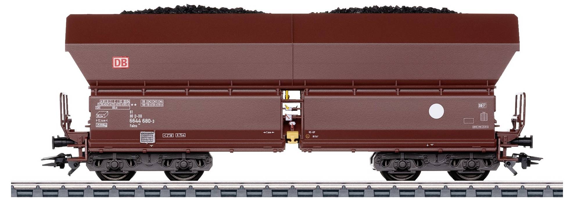 Güterwaggon der Deutschen Bahn, gefüllt mit Kohle, auf einem Eisenbahngleis. Seitenansicht in einem Modellbahn-Layout.