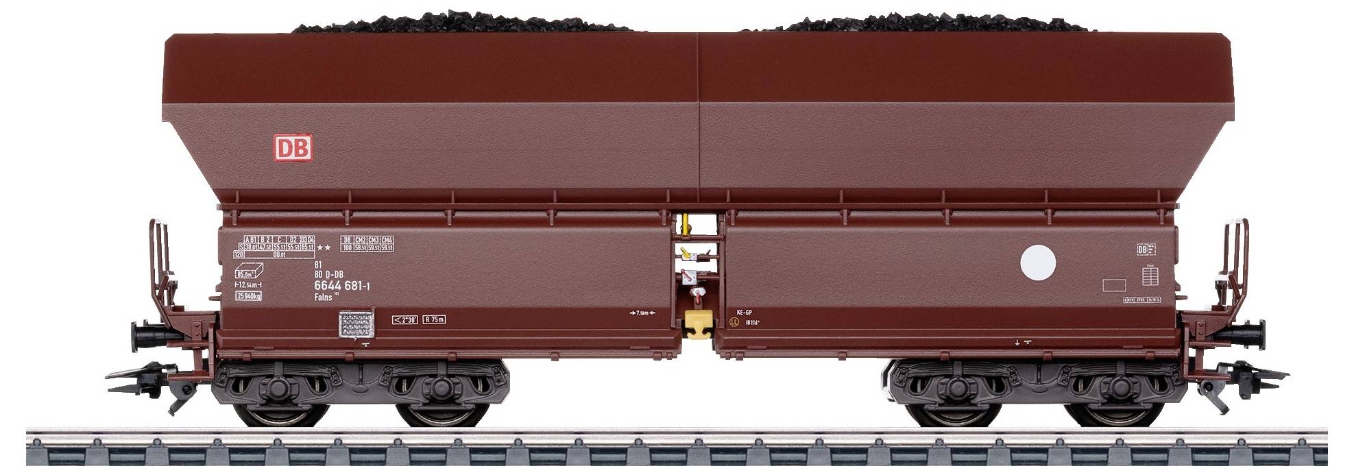 Ein brauner Güterwaggon der Deutschen Bahn, beladen mit Kohle, steht auf Gleisen. Der Waggon hat deutliche Kennzeichnungen.