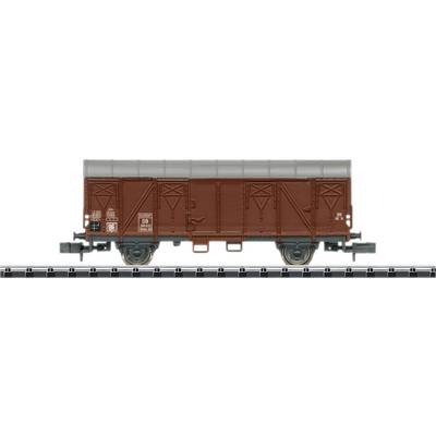 Ein brauner Güterwaggon der Deutschen Bahn auf einem Gleis. Der Waggon hat eine graue Plane über dem Dach und sichtbare Beschriftungen.