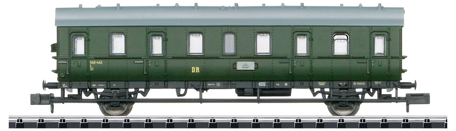 Ein grüner historischer Eisenbahn-Personenwagen auf einem Schienenstück im Maßstab 1:87, zeigt Fenster und Details der Bauweise.