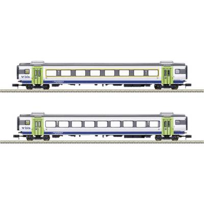 Ein Modellzug mit zwei blauen Wagen und grünen Türen. Der Zug trägt das 'bls'-Logo und fährt auf einem Gleis.
