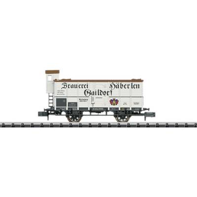 Ein Modellbahn-Güterwagen mit der Aufschrift 'Brauerei Gaildorf Häberlen'. Weiß mit braunen Details und Wappen, auf Schienen.