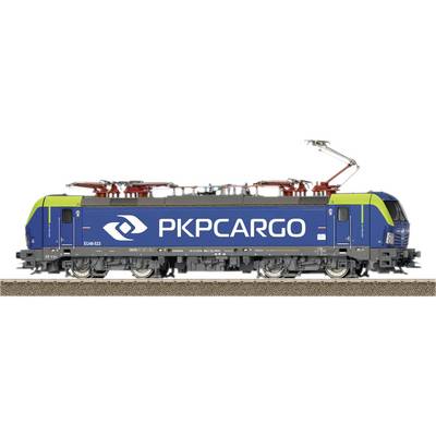 Ein blauer Güterzug der Marke 'PKP Cargo' auf Schienen, mit grünen und roten Akzenten. Elektrische Oberleitungen sind angeschlossen.