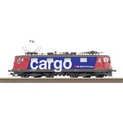 Eine SBB CFF FFS Cargo-Lokomotive auf einem Gleis. Die Lokomotive hat ein rot-blaues Design und trägt den Schriftzug 'cargo'.