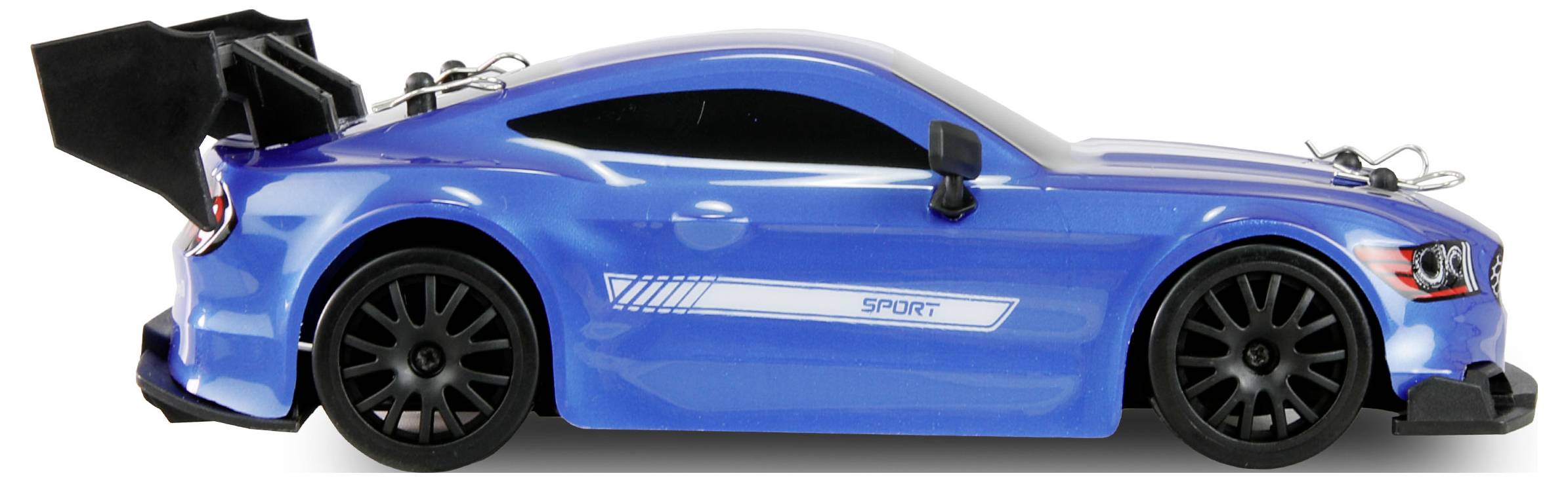 Ein blaues Spielzeugauto mit schwarzen Rädern und einem Heckflügel, seitlich betrachtet. Aufschrift 'Sport' an der Seite.