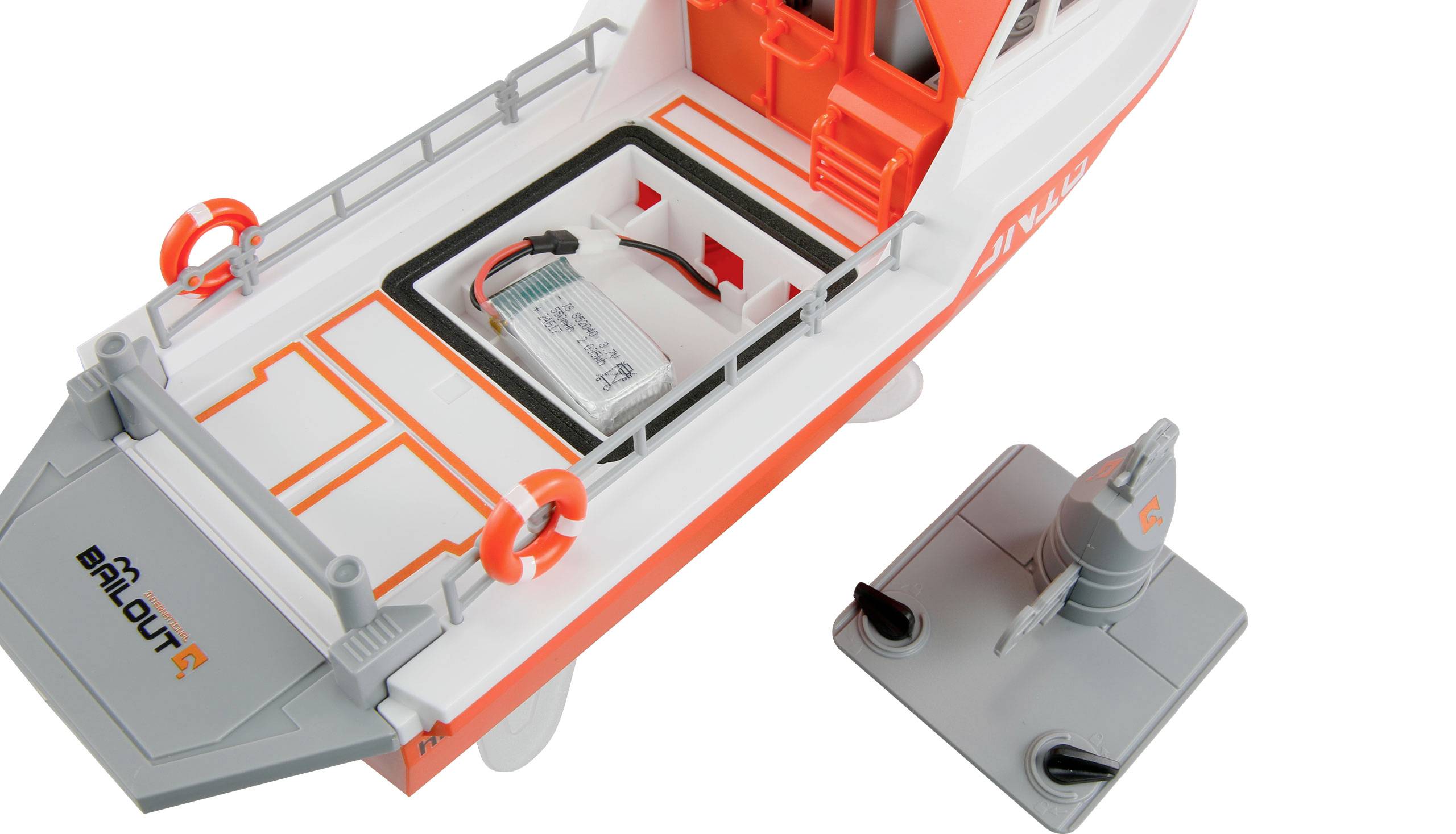 Modell eines orange-weißen Rettungsbootes mit Details wie Seilen und Haltegriffen. An Bord ein Fach mit einer Batterie.
