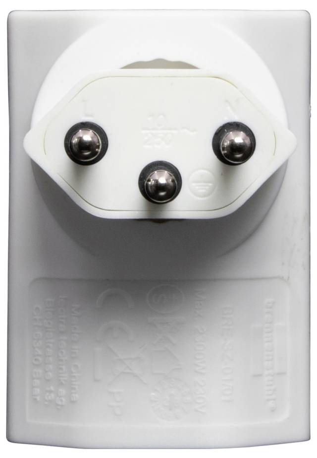 Ein dreipoliger Steckeradapter mit EU-Kennzeichnung und technischen Spezifikationen.