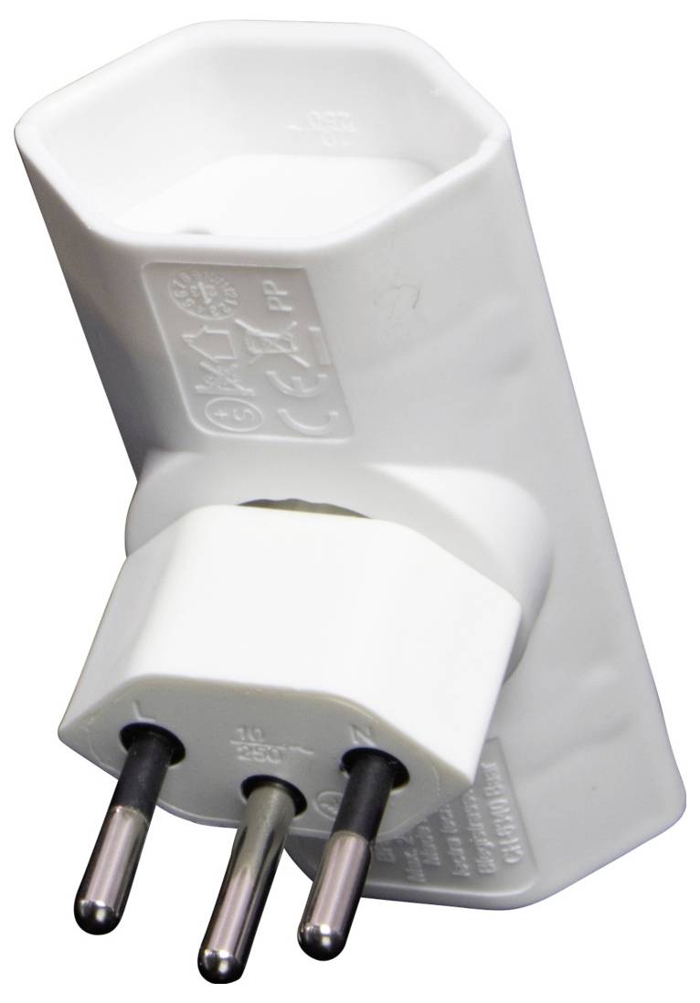 Weißer, dreipoliger Adapterstecker für Elektrogeräte, kompatibel mit schweizerischen Steckdosen.