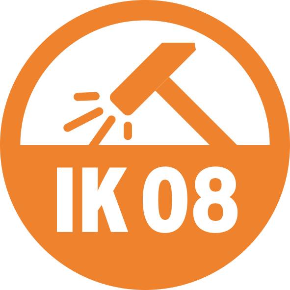 Ein oranges Symbol mit einem Diagramm eines Hammers, der auf eine Oberfläche schlägt, daneben die Aufschrift 'IK 08'.