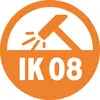 Ein oranges Symbol mit einem Diagramm eines Hammers, der auf eine Oberfläche schlägt, daneben die Aufschrift 'IK 08'.