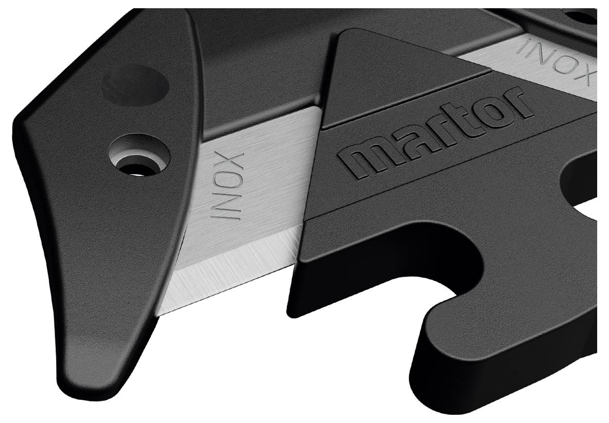 Nahaufnahme eines schwarzen Sicherheitsmessers, das teilweise eine scharfe Klinge aus Edelstahl zeigt mit der Prägung 'martor'.