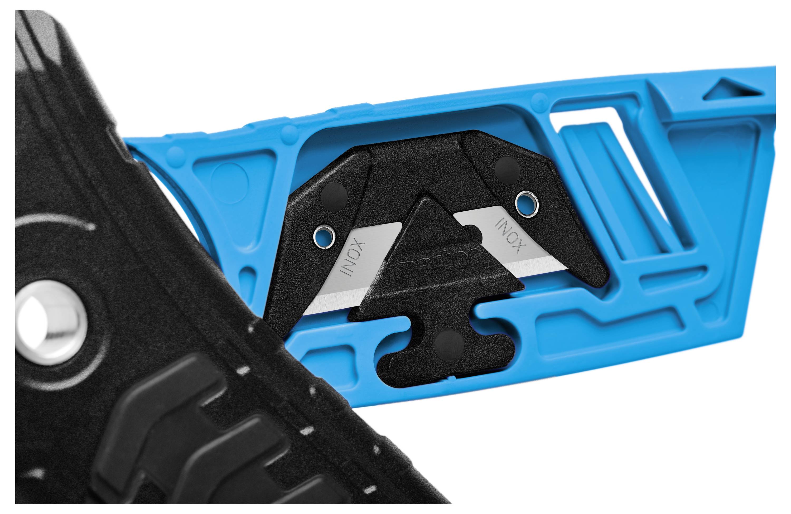 'Nahaufnahme eines blauen Werkzeugs mit schwarzem Griff und austauschbarem Doppel-Inox-Klingenmechanismus.'