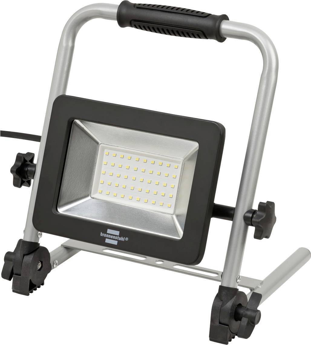 Ein tragbarer LED-Baustrahler auf einem verstellbaren Rahmen, geeignet für den Einsatz auf Baustellen oder bei Renovierungsarbeiten.