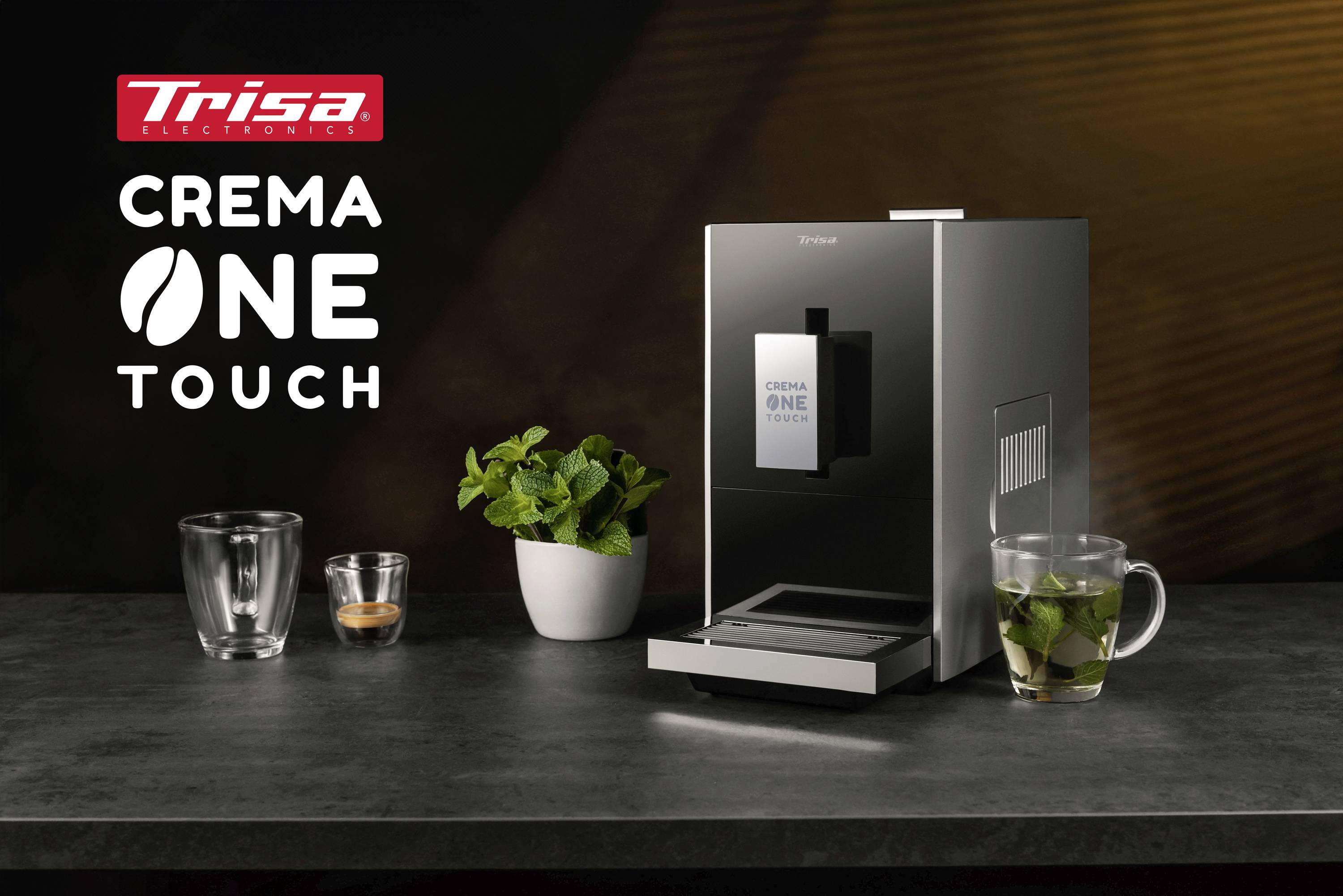 Eine silberne Kaffeemaschine mit 'Crema One Touch'-Anzeige steht auf einer Küchentheke. Daneben sind ein Glas Wasser und ein Kräuterstrauch.