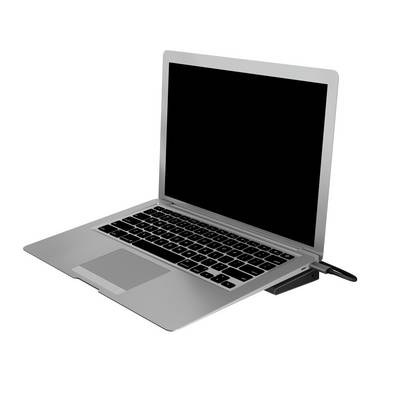 Ein geöffneter Laptop mit schwarzem Bildschirm, angeschlossen an ein USB-Stick auf der rechten Seite.