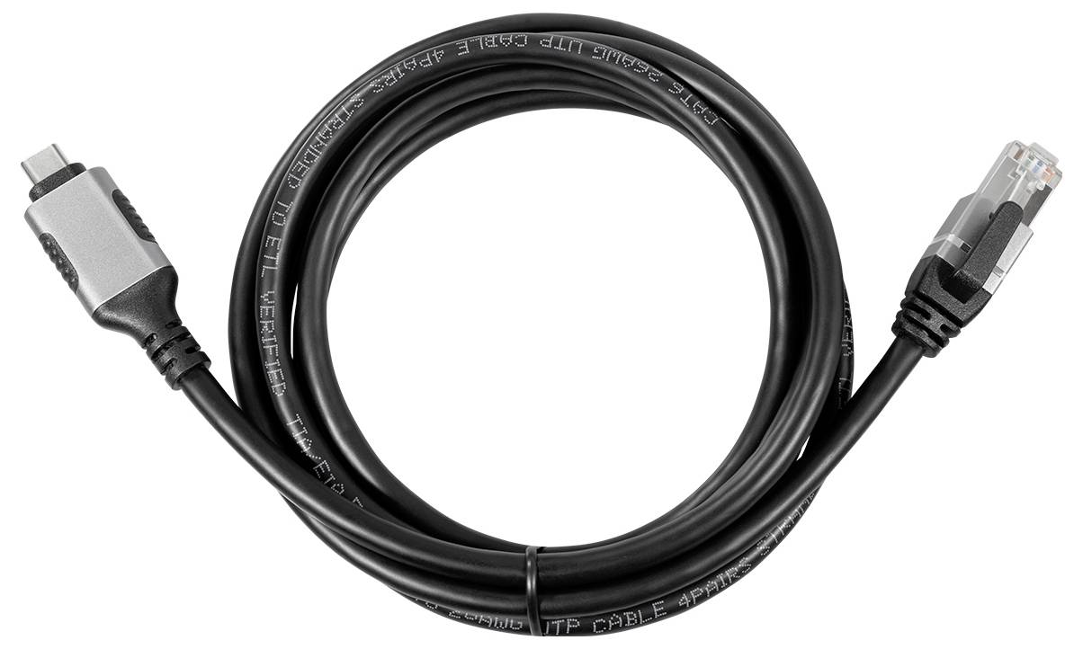 Ein schwarzes Ethernet-Kabel mit RJ45-Stecker und silbernem USB-C-Anschluss, sichtbar auf einem weißen Hintergrund.